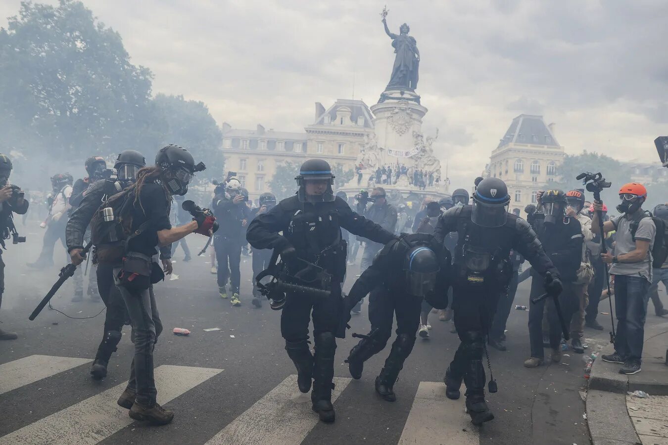 Протесты в Париже 2020. Франция столкновения с полицией. Протесты во Франции полиция. Разгон демонстрантов в Париже. Франция майдан