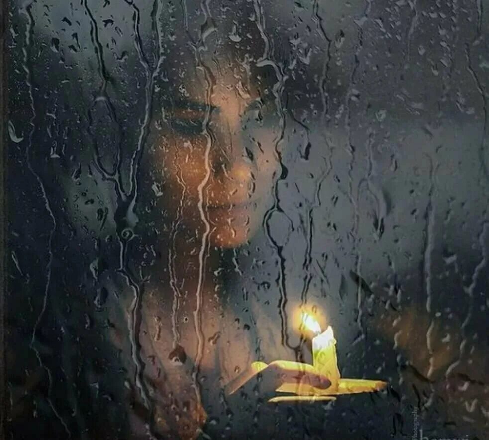 Ночь за окном и звон. Свеча в окне. Дождь в окне. Девушка за окном дождь. Горящая свеча на окне.