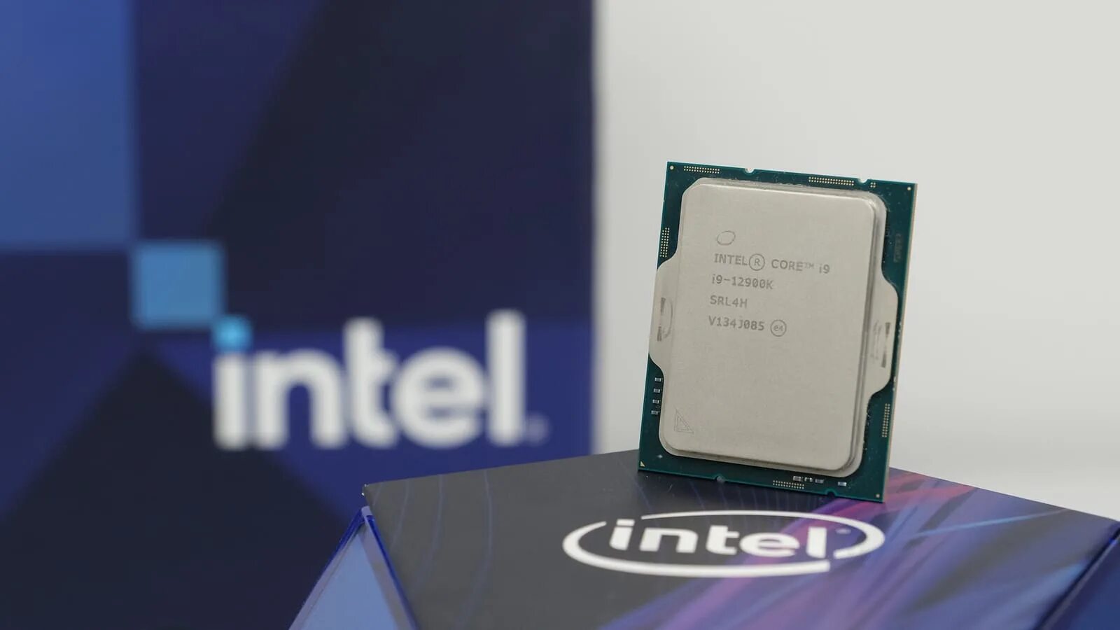 Intel core 12 поколения. Процессор Intel Core i9 12900k. Интел кор i9 12900к. Intel Core i9 12900k AMD Ryzen 9 5950x. Процессор Intel Core i9-12900k Box.
