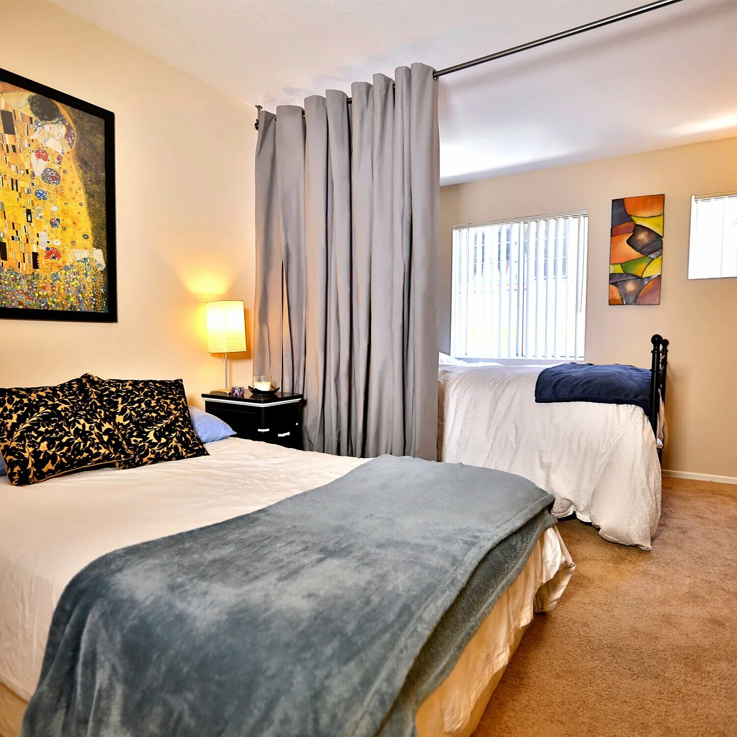 Перегородка штора для зонирования комнаты. Карниз для зонирования комнаты. Карниз для зонирования комнаты шторами. Разделение комнаты шторами. Кровать с балдахином.