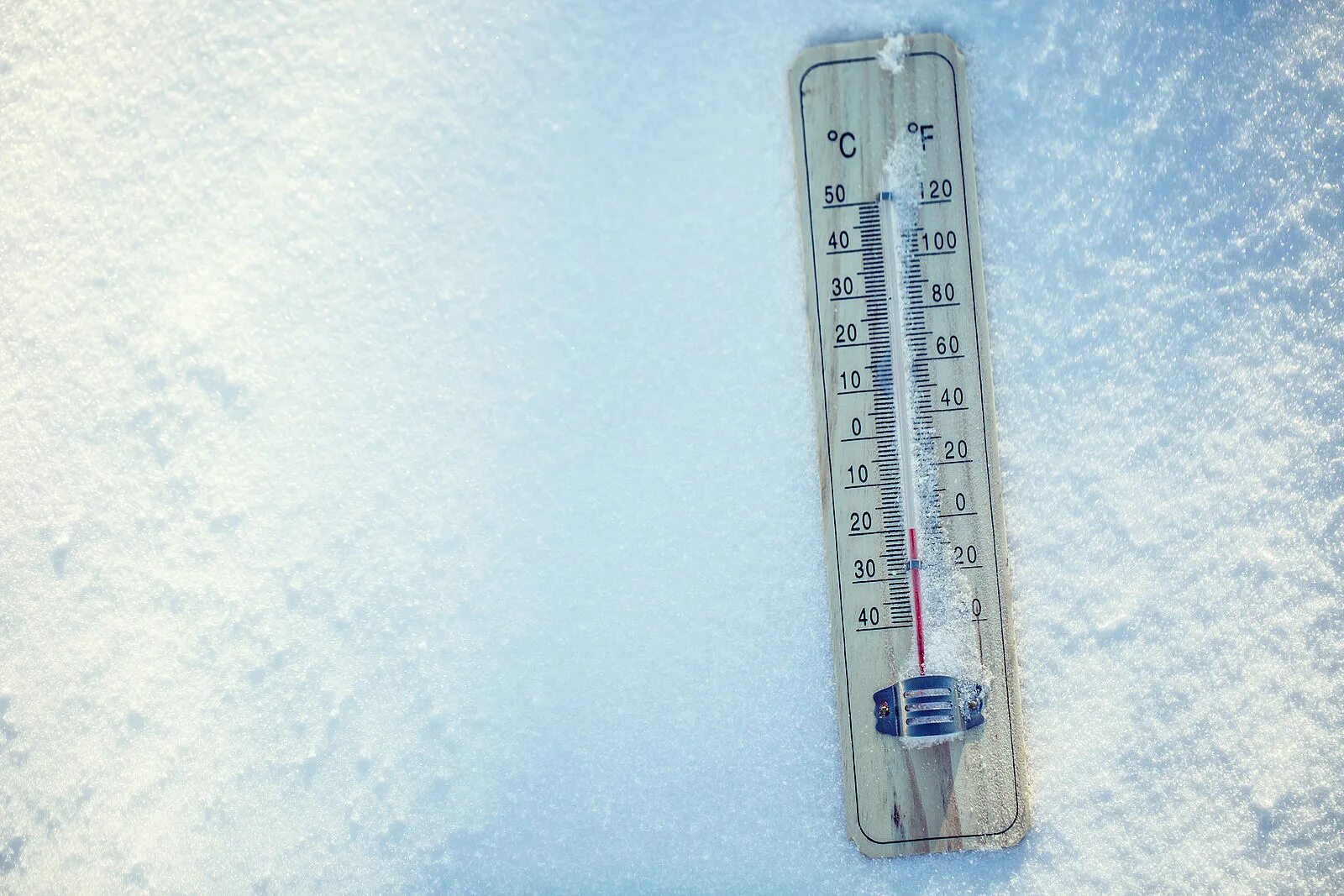 Термометр уличный. Термометр в снегу. Термометр холод. Термометр уличный зима.