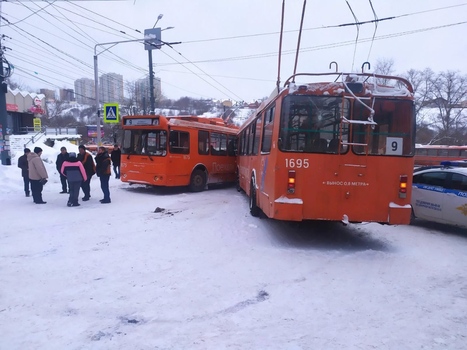 Троллейбус Нижний Новгород 2022. Аварии с троллейбусами в Нижнем Новгороде. Столкнулись троллейбус и автобус. Общественный транспорт Нижний Новгород.