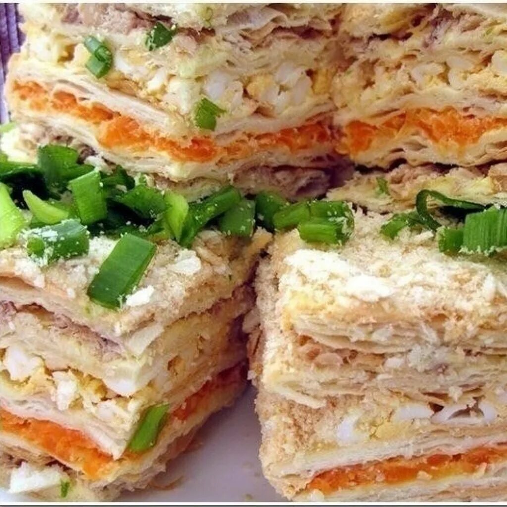 Печёночный торт с творожным сыром. Закусочный торт из вафельных. Закусочный торт из вафельных. Закусочный торт слоеный наполеон. Закусочный торт наполеон с рыбной консервой.