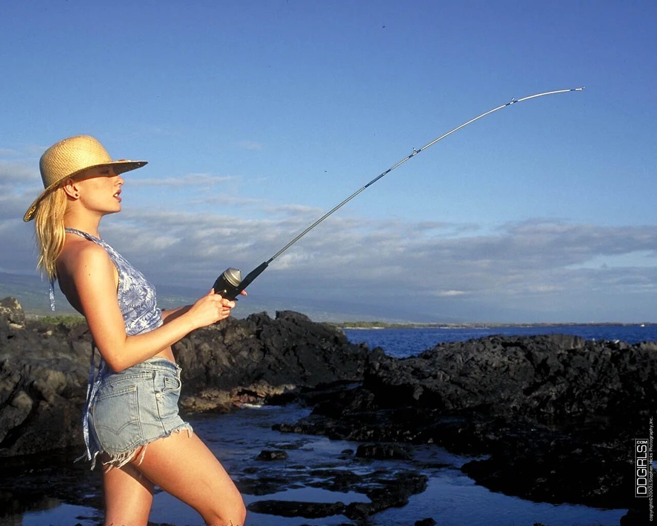 Ловить удочкой сонник. Девушка с удочкой. Красивая девушка с удочкой. Красивые девочки на рыбалке. Рыбалка летом.
