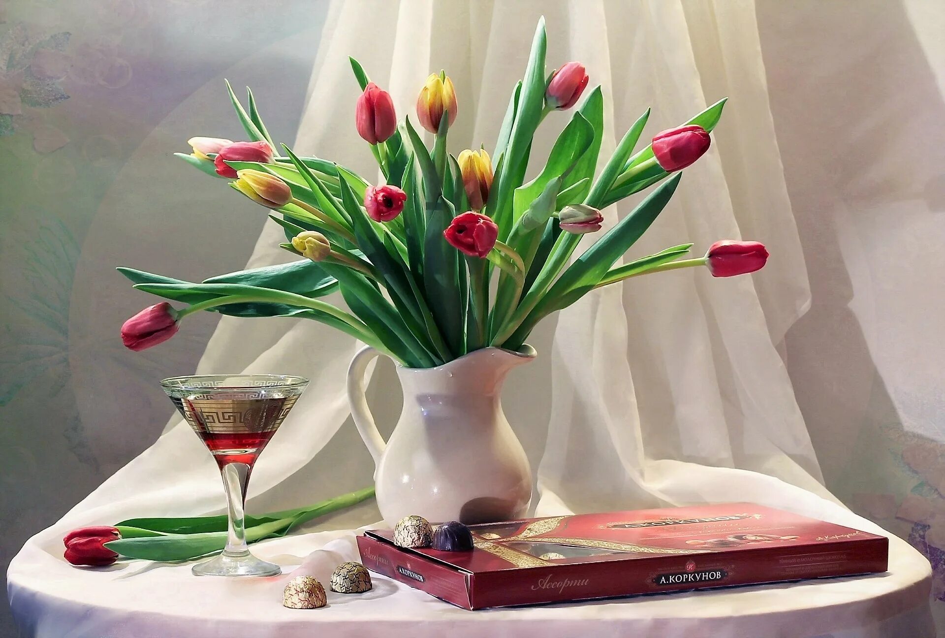 Сколько воды наливать тюльпанам в вазе. Тюльпаны в вазе. Букет тюльпанов в вазе. Натюрморт с тюльпанами. Тюльпаны в вазах.