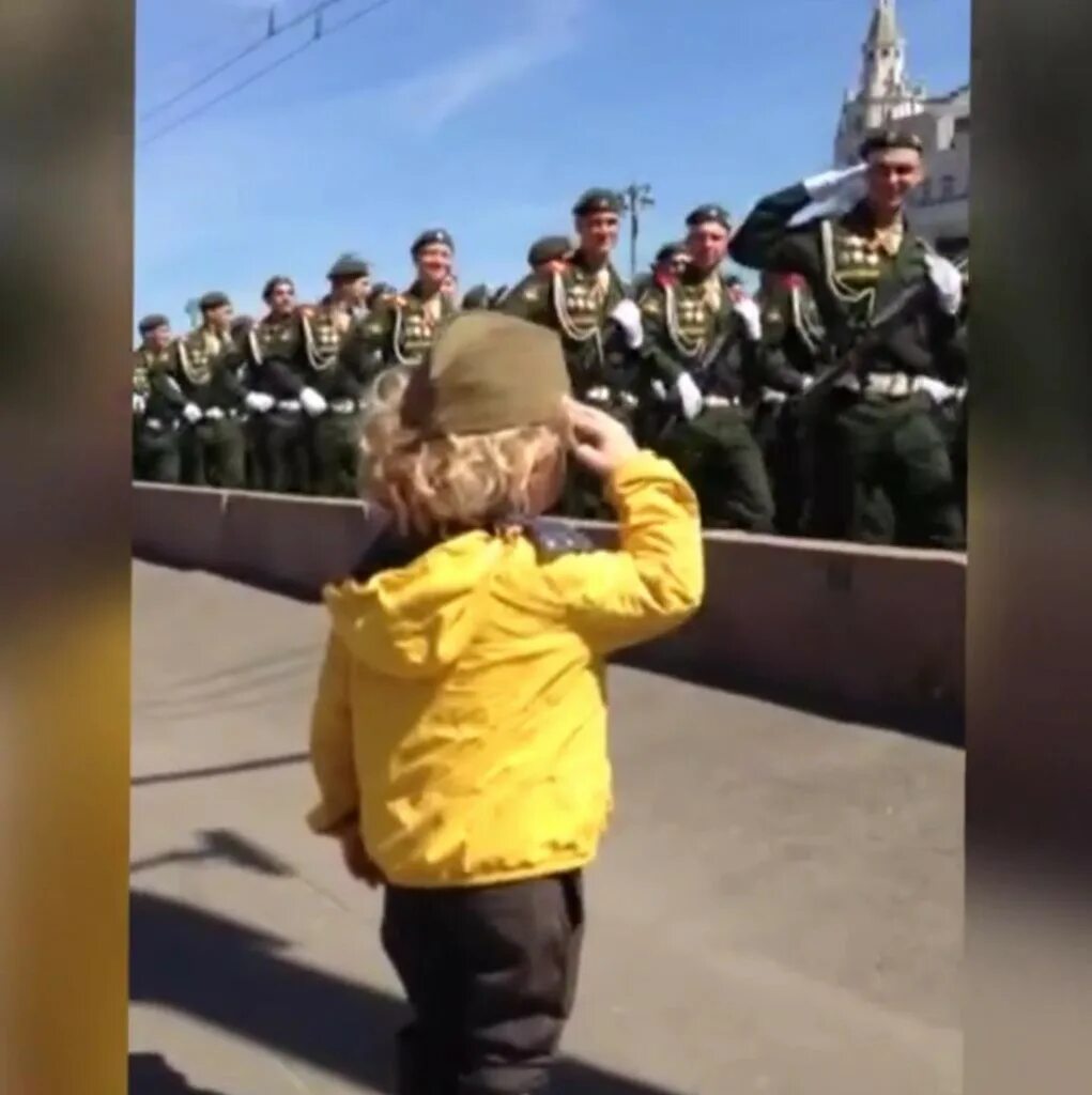 Маленькие защитники отечества. Парад 9 мая картинки для детей. Дети чести. Дети в военной форме. Дети в военной форме.