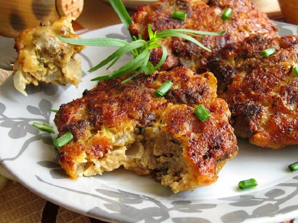 Котлеты из куриной печени на сковороде пышные. Рубленные печеночные котлеты. котлеты с печени куриной. котлеты из куриной печени рубленные. котлеты рубленые из свинины.