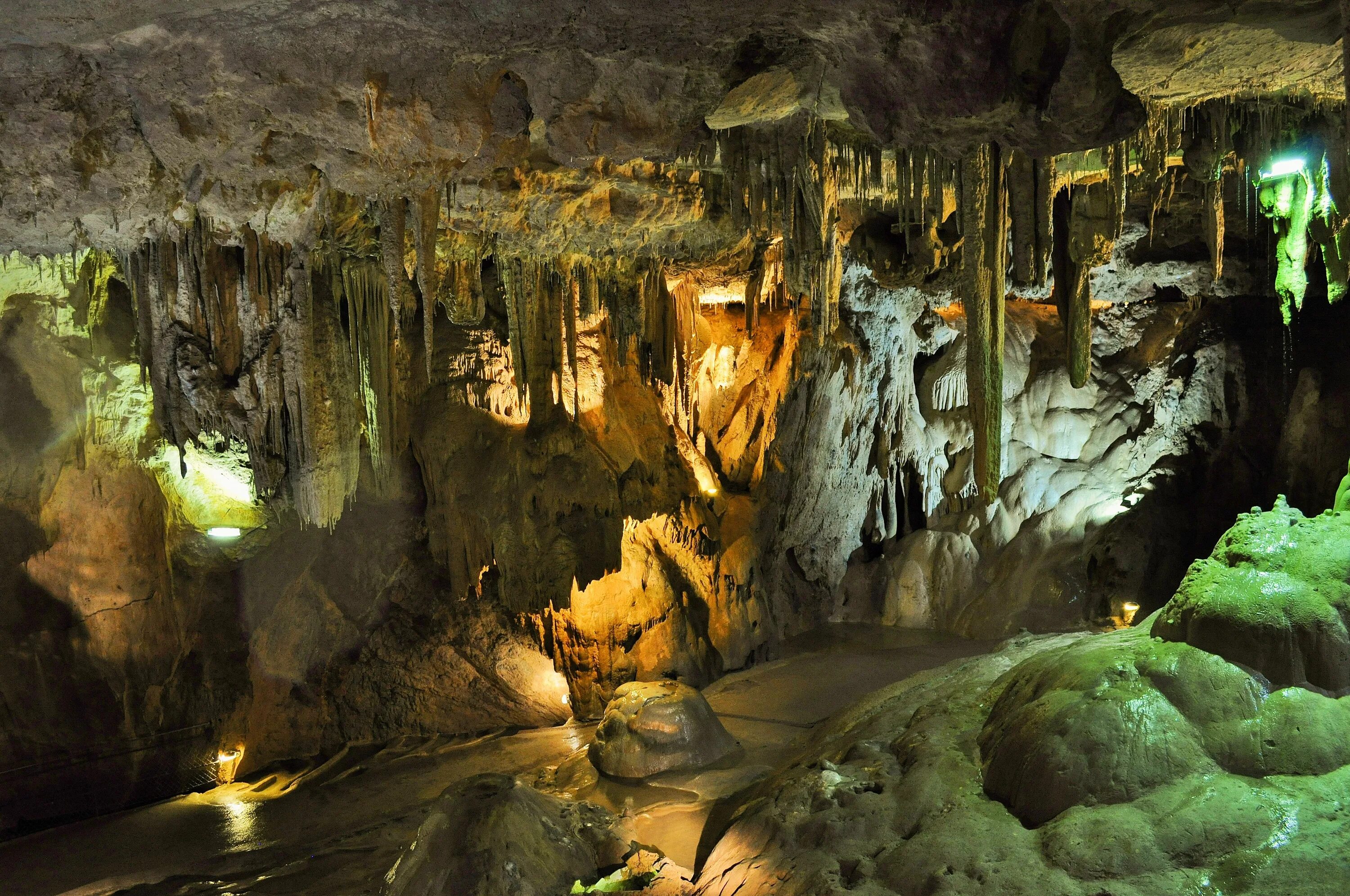 Caves de. Пещера Морганс-Кейв. Грот Нептуна - сталактитовая пещера. Пещера Постойна яма Словения. Сталактитовые пещеры Сочи.