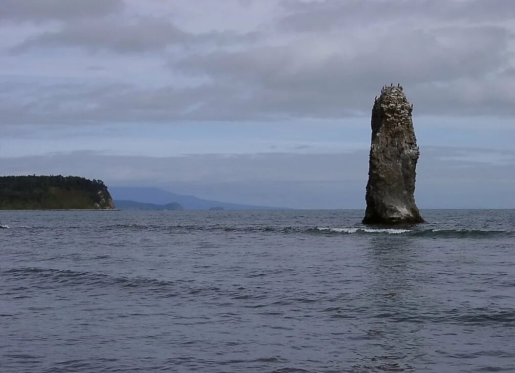 Остров Кунашир Курильские острова. Чертов палец остров Кунашир. Чертов палец Курилы остров Кунашир. Кекур чертов палец Кунашир. Черный остров 3