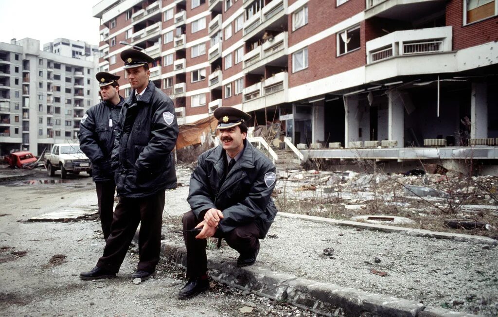 Сараево 1993. Сараево 1999. Осада сараево аллея снайперов. Боснийская война осада сараево. Боснийская война осада сараево.
