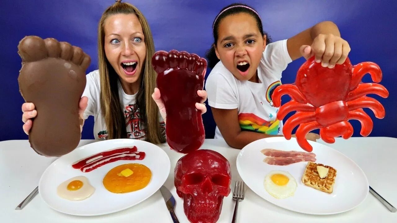 Обычная еда против шоколада ЧЕЛЛЕНДЖ! Real food vs Gummy food Candy Challenge giant Chocolate. Real food vs Gummy food - Candy Challenge Alligator. Включи мне большую еду. Bad Baby giant Candy accident.