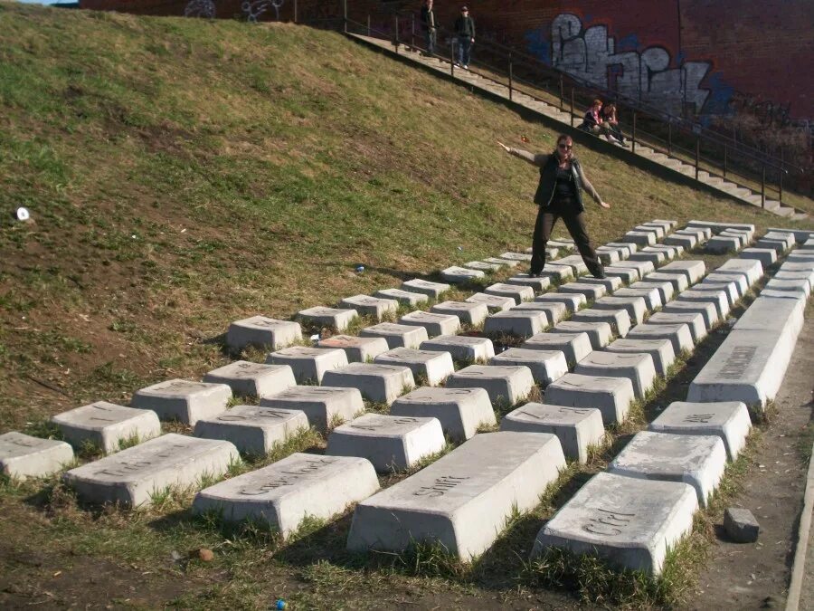 В каком городе памятник клавиатуре. Памятник клавиатуре екатеринбург. размеры памятника клавиатуре в екатеринбурге. графическое изображение памятника клавиатуре в екатеринбурге.