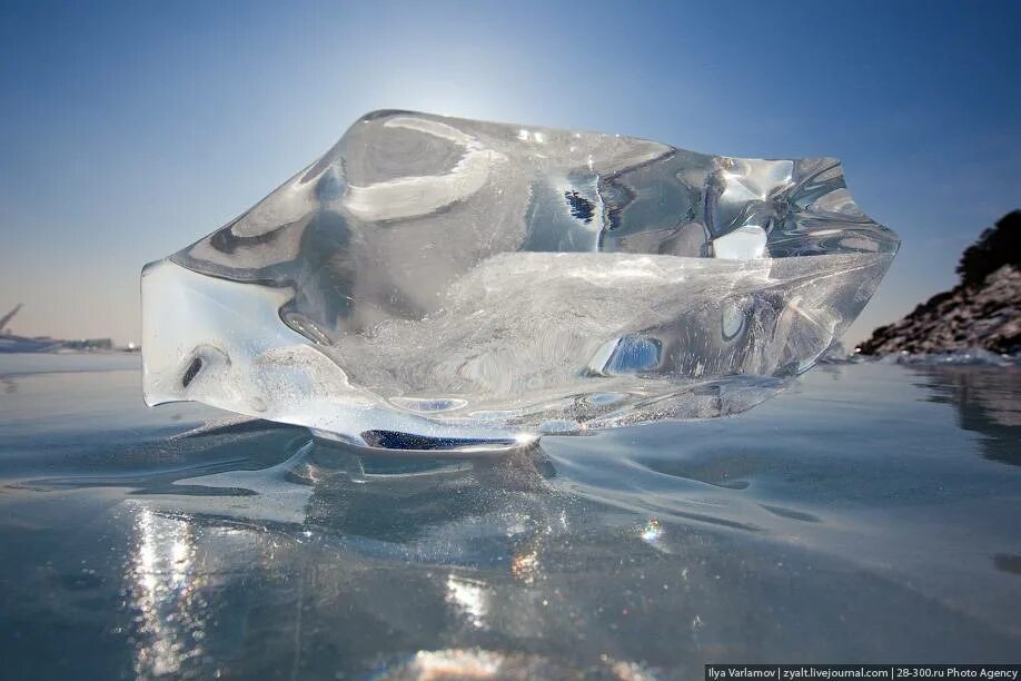 Озеро Байкал лед. Озеро Байкал зимой прозрачный лед. Ледяные сопки Байкала. Прозрачность льда озера Байкал. Кусочки льда на реке