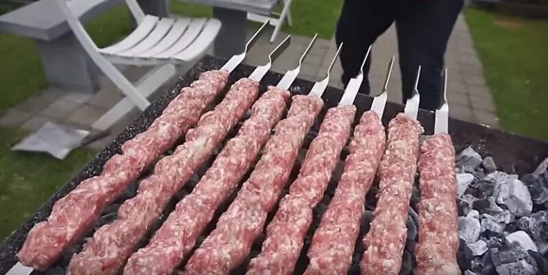 Насаживать мясо на шампур. Шампур для люлякибаба. Каре ягненка на шампурах. Шашлык насаживают на шампура. Насадили на шампур.