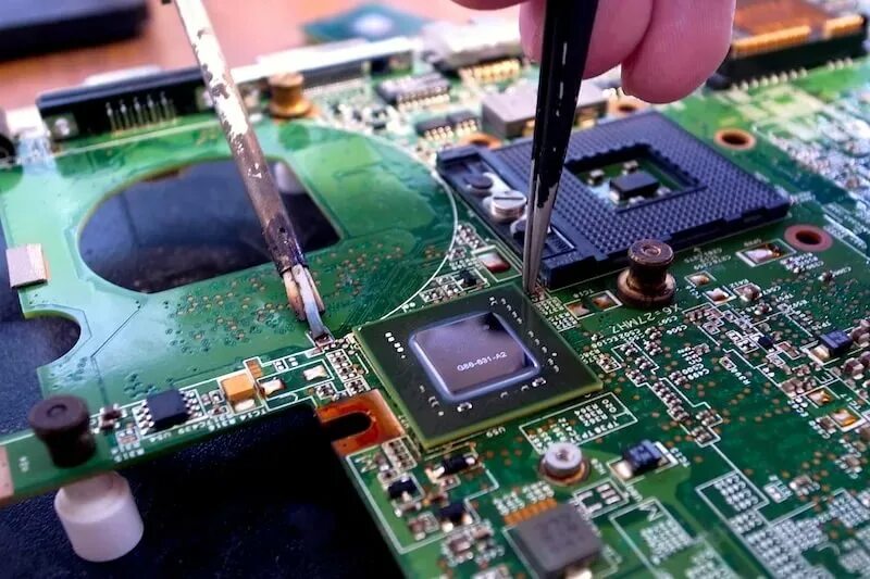 Вышла из строя микросхема. Электроника mk 71. Микросхема биос жесткого диска. Электроника мк-53. Прогорела плата.