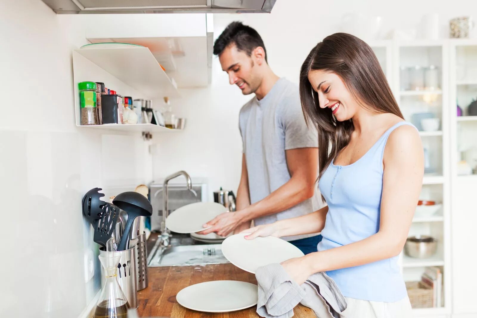 Моет мужа. Household жена. Использования пара в быту. Men doing housework. Домашние улучшения.