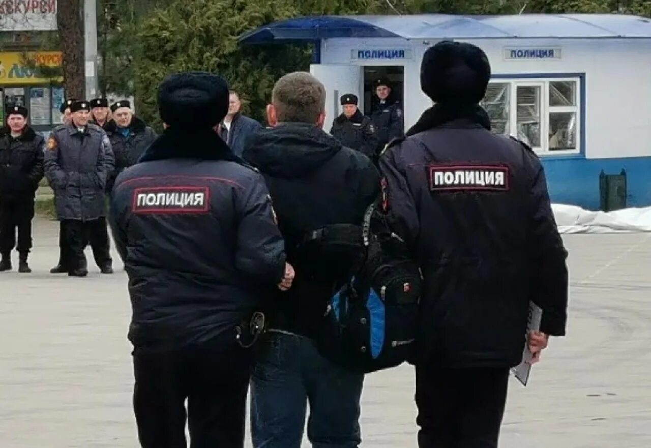 Полиция. Дискредитация полиции. Полиция России задержание мужчины. Полиция в действии. Дискредитация наказание