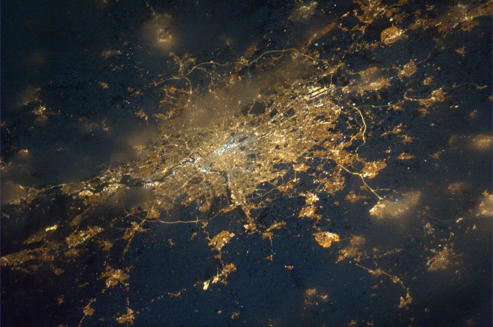 Снимки из космоса в реальном времени высокого. Ночной вид из космоса. Вид земли из космоса ночью. Россия из космоса. Ночные снимки земли из космоса.