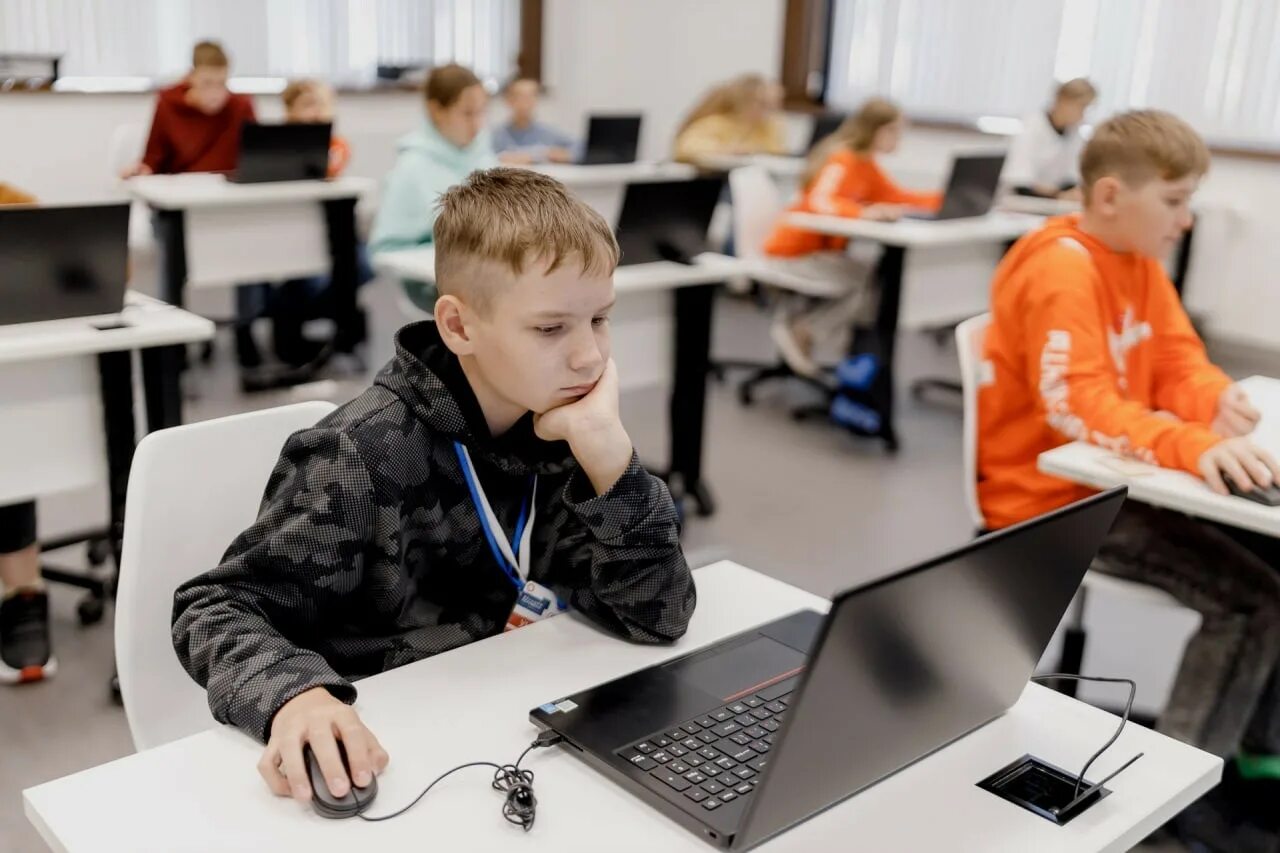 Русские школьники. Школьник в интернете. Дети за ноутбуками в классе. Искусственный интеллект и старшеклассники. 10 тыс в школу