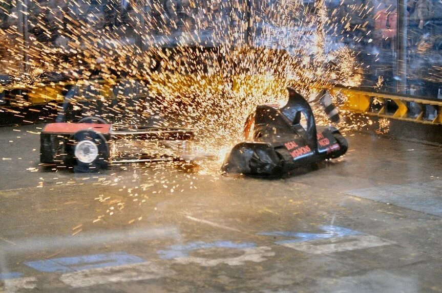 Битва роботов в россии. Программа битва роботов. Битвы роботов в россии арена. Огненная буря битва роботов. Хб битва роботов.