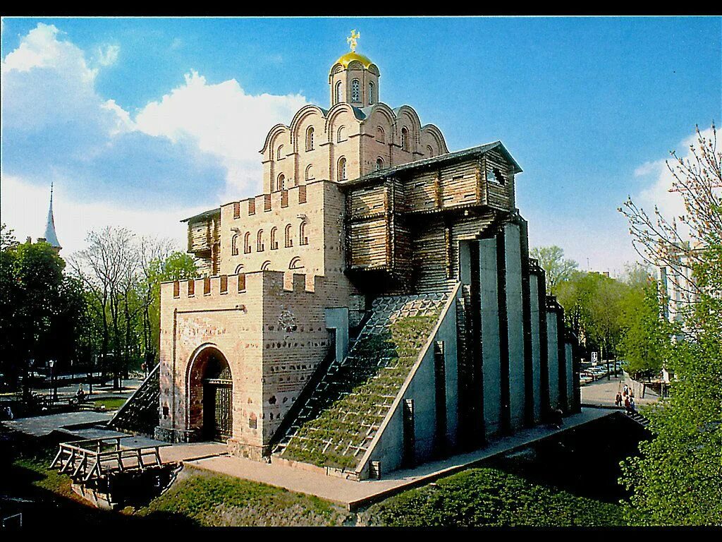 Золотые ворота киев 1037 год. Золотые ворота с надвратной церковью благовещенья. Золотые ворота в киеве. Золотые ворота киев 1037. Золотые ворота киев 11 в.