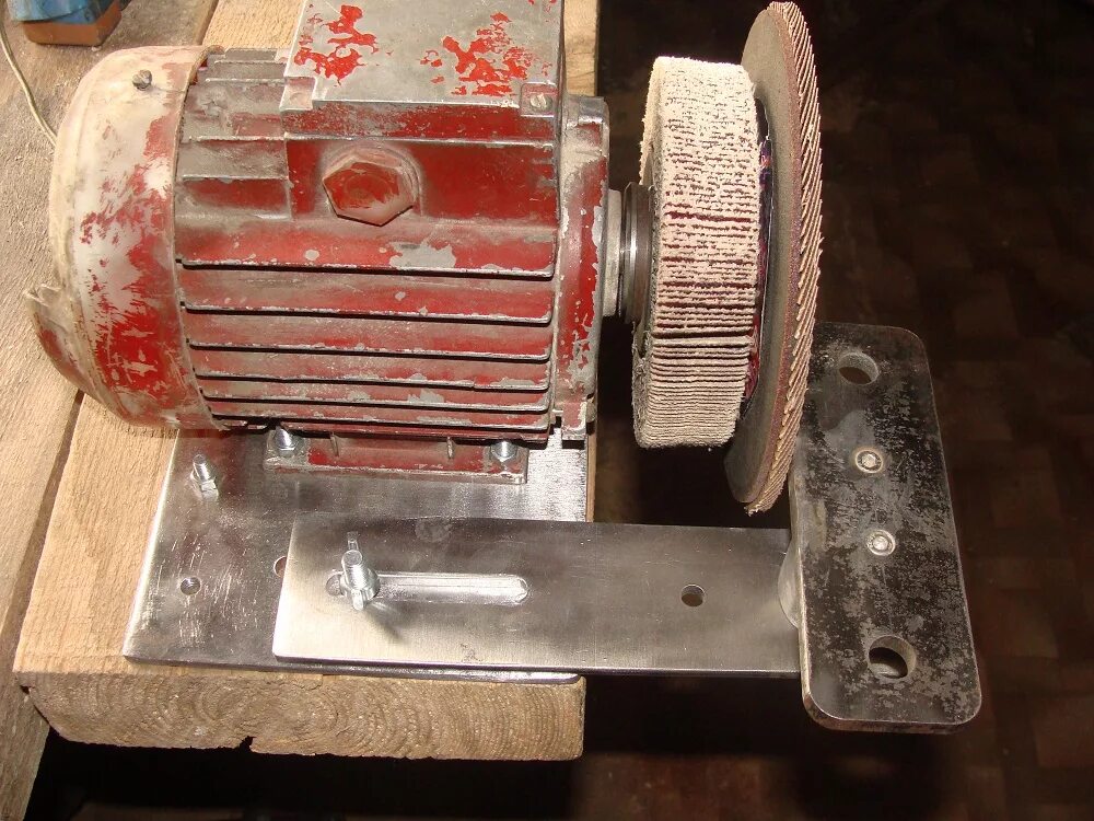 Двигатель шлифовального станка. Двигатель шлифовального станка. Шлифовальный станок дисковый шлиф станок самодельный. Электродвигатель советской стиральной машины 180w. Шлифовальный станок 3в432.