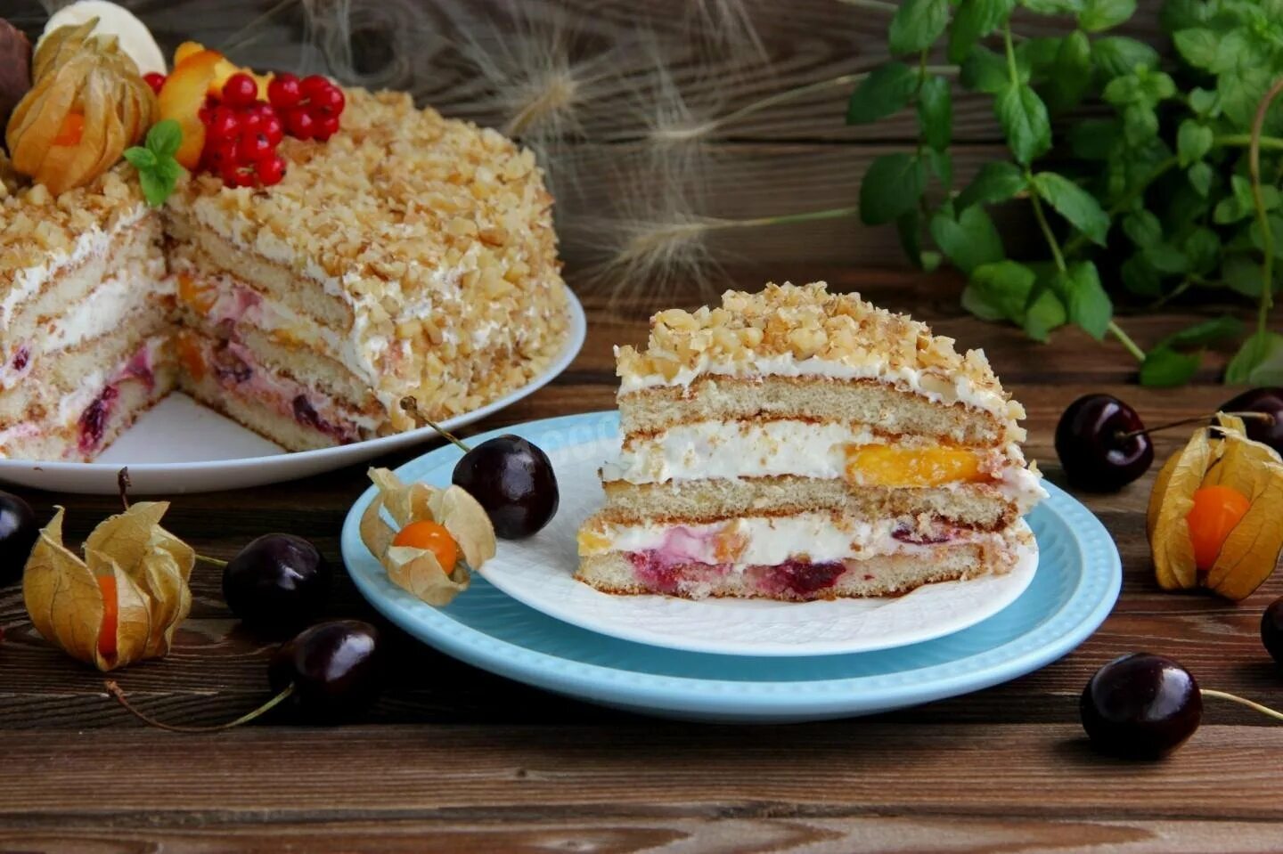 торт из готовых бисквитных коржей. торт из покупных бисквитных коржей. торт сметанник бисквитный. торт из готовых коржей со сметаной. тортик из бисквитных коржей со сгущенкой.