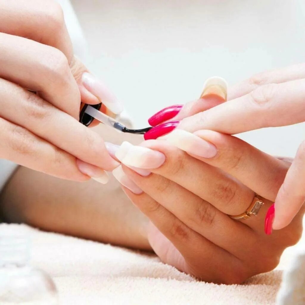 Наращивание ногтей. Нанесение маникюра. Мастер по наращиванию ногтей. Наращивание ногтей. Салон маникюра.