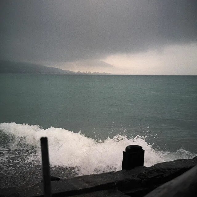 Black Sea Гагры. Шторм в Гагре. Гагры дождь Абхазия. Ливень в Гаграх.