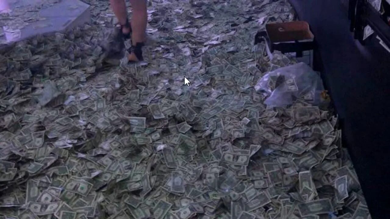 Дом 2 много денег. Деньги на полу. пол из денег. деньги валяются на полу. много денег на полу.