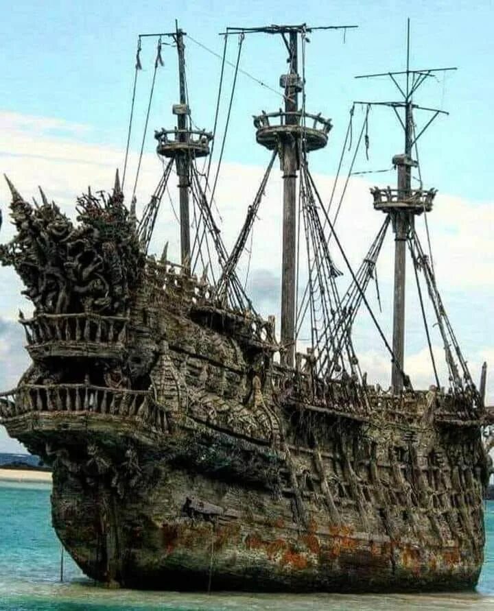 Летучий голландец пираты карибского моря. Летучий голландец корабль пираты карибского моря. Существует ли корабль летучий голландец. Корабль из пиратов карибского моря летучий голландец. Летучий голландец корабль призрак.
