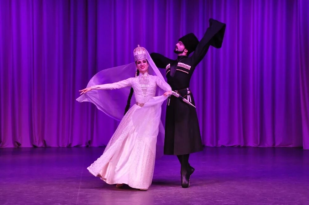 Национальный ансамбль нальмэс. Адыгейский ансамбль исламей. Ансамбль исламей адыгея. Адыгейский ансамбль нальмэс. Батурай ансамбль адыгейский.