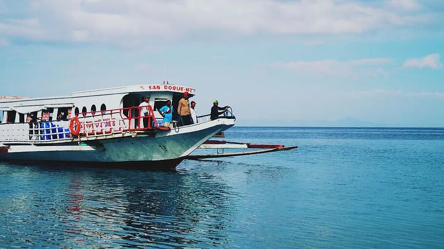 Travel boat. Речной катер. Travelling by boat. Travel boat. Катер для путешествий по реке.