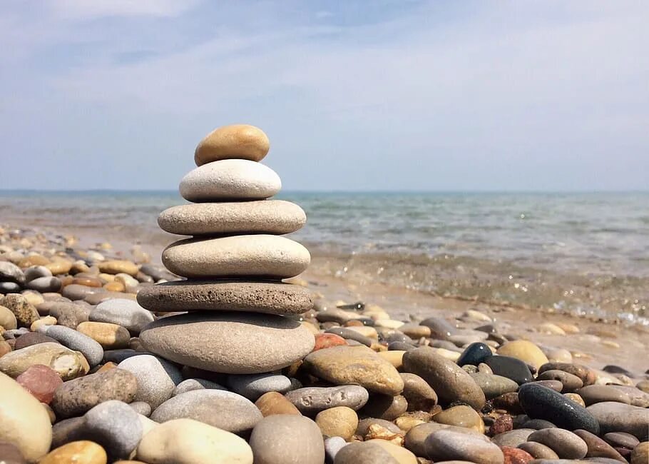 Friend stone. Каменный пляж. Камни на пляже. Пляж галька. Камушки на берегу моря.