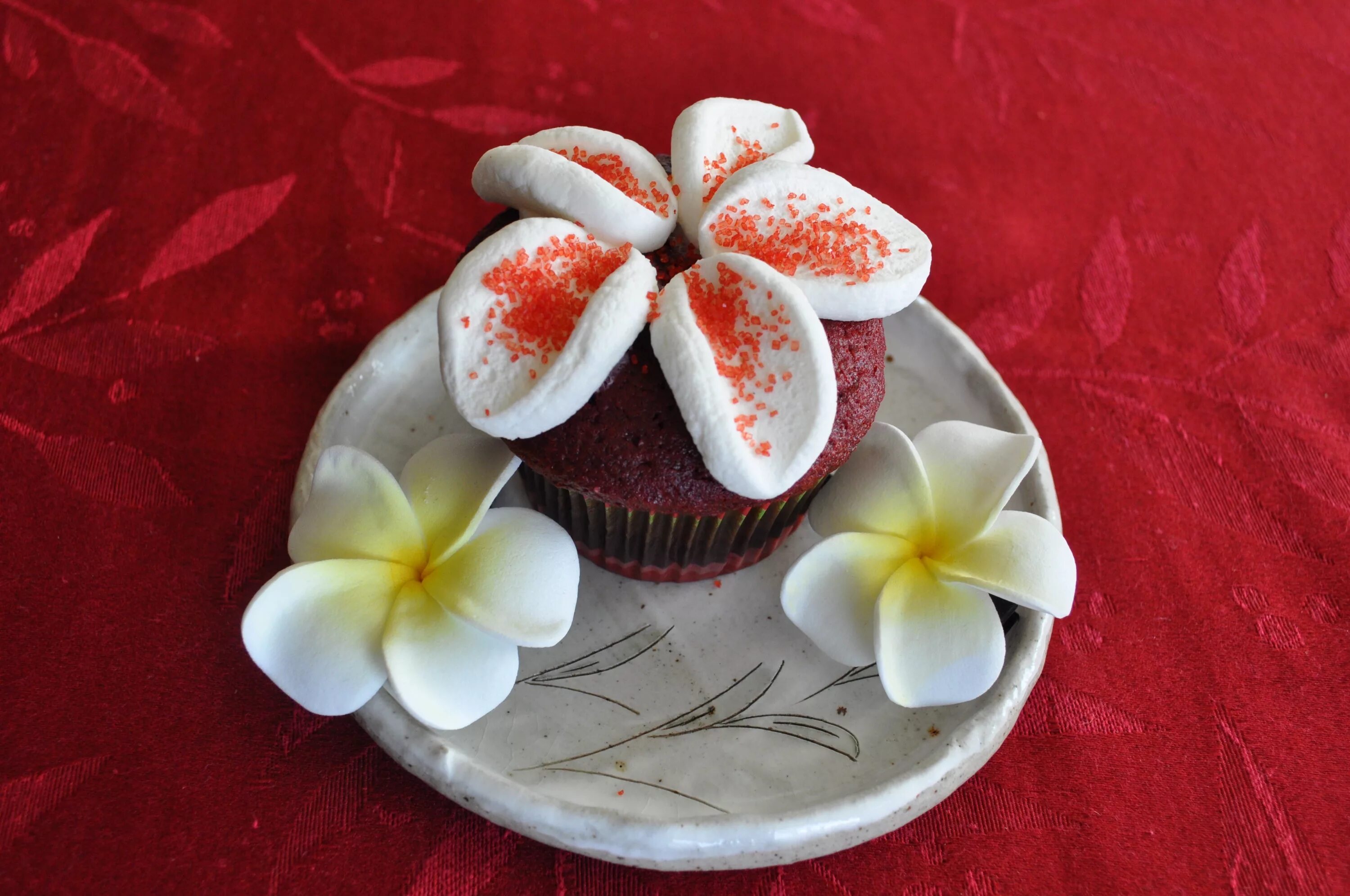 украшение торта из маршмеллоу. цветы из маршмеллоу своими руками. цветочки для украшения из маршмеллоу. цветы из маршмеллоу для торта. цветы из маршмеллоу.