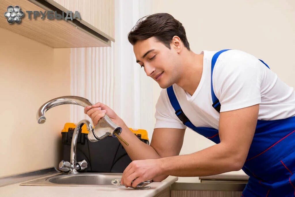 Возмущал воду. Старые водопроводные трубы. Насос циркуляционный для отопления монтаж. Сантехник трубы. Гул в доме.