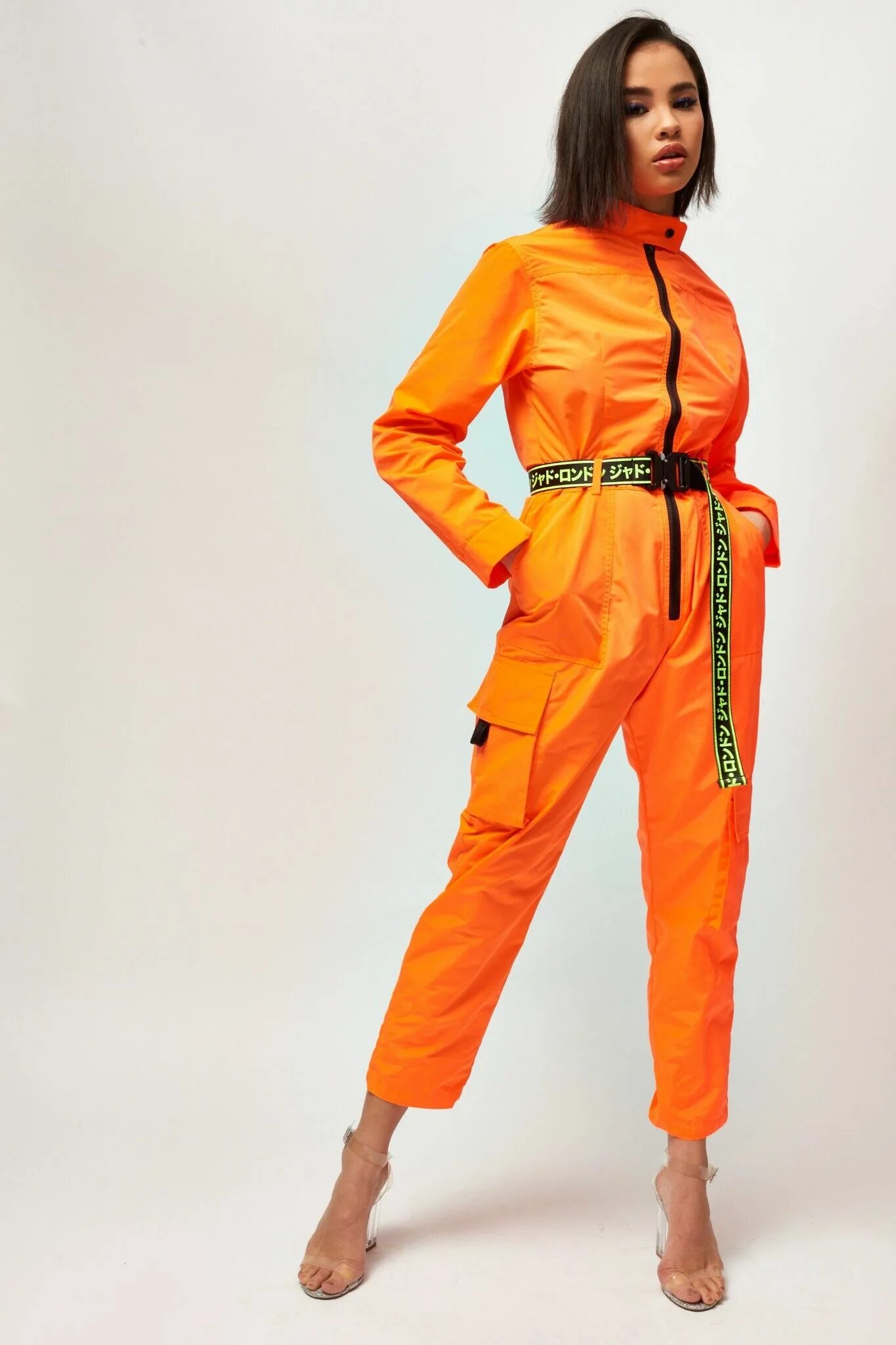 Оранжевый комбинезон. Оранжевый костюм женский. Ярко оранжевый комбинезон. Комбинезон женский яркий.