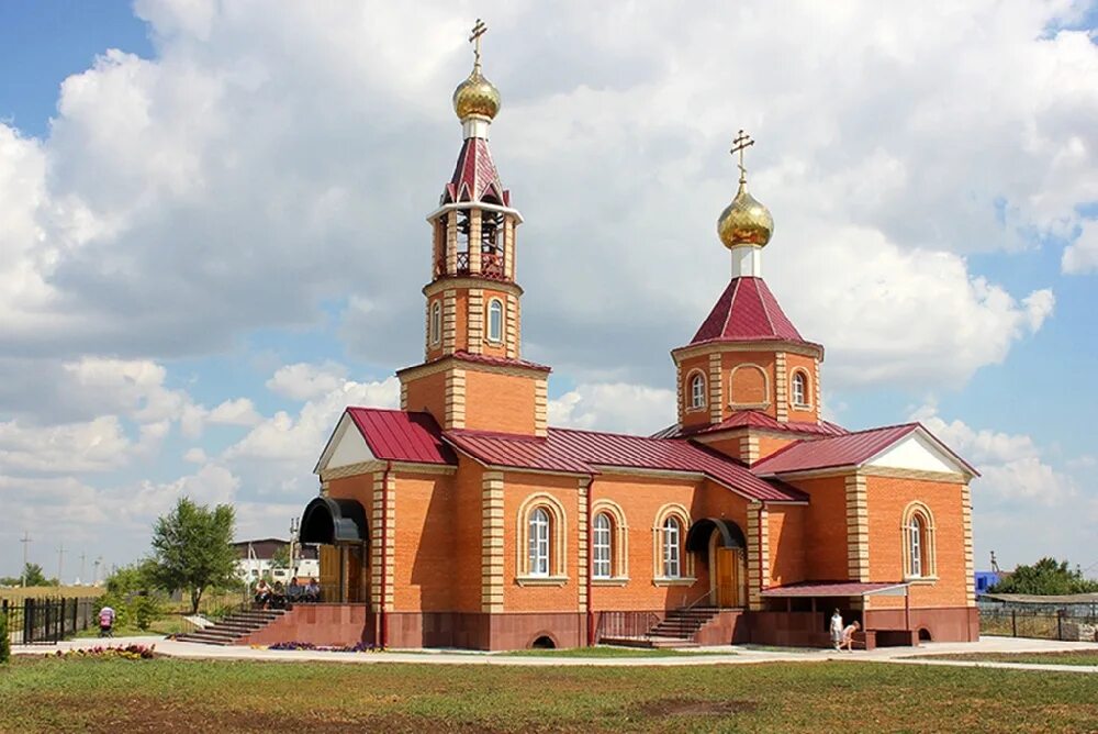 Поселки саратовского района. Посёлок Дубки Саратовская область. Церковь Царственных страстотерпцев Дубки. Храм Саратовский район Дубки. Поселок Дубки Саратов.