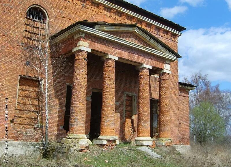 Головеньки. Церковь в селе Воскресенское Тульской области. Головеньки Тульская область. Головеньки Московская область кирпичный храм. Головеньки Щекинский район.