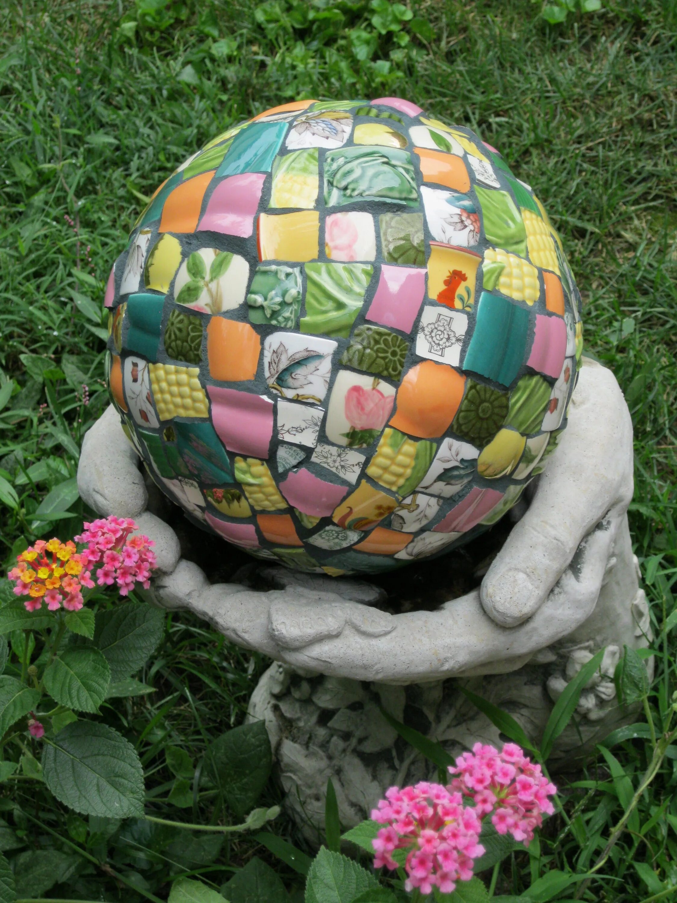 Шары для сада своими руками. Мозаичные шары для сада. Бетонный шар для сада. Шары из мозаики для сада. Шары для декора сада.
