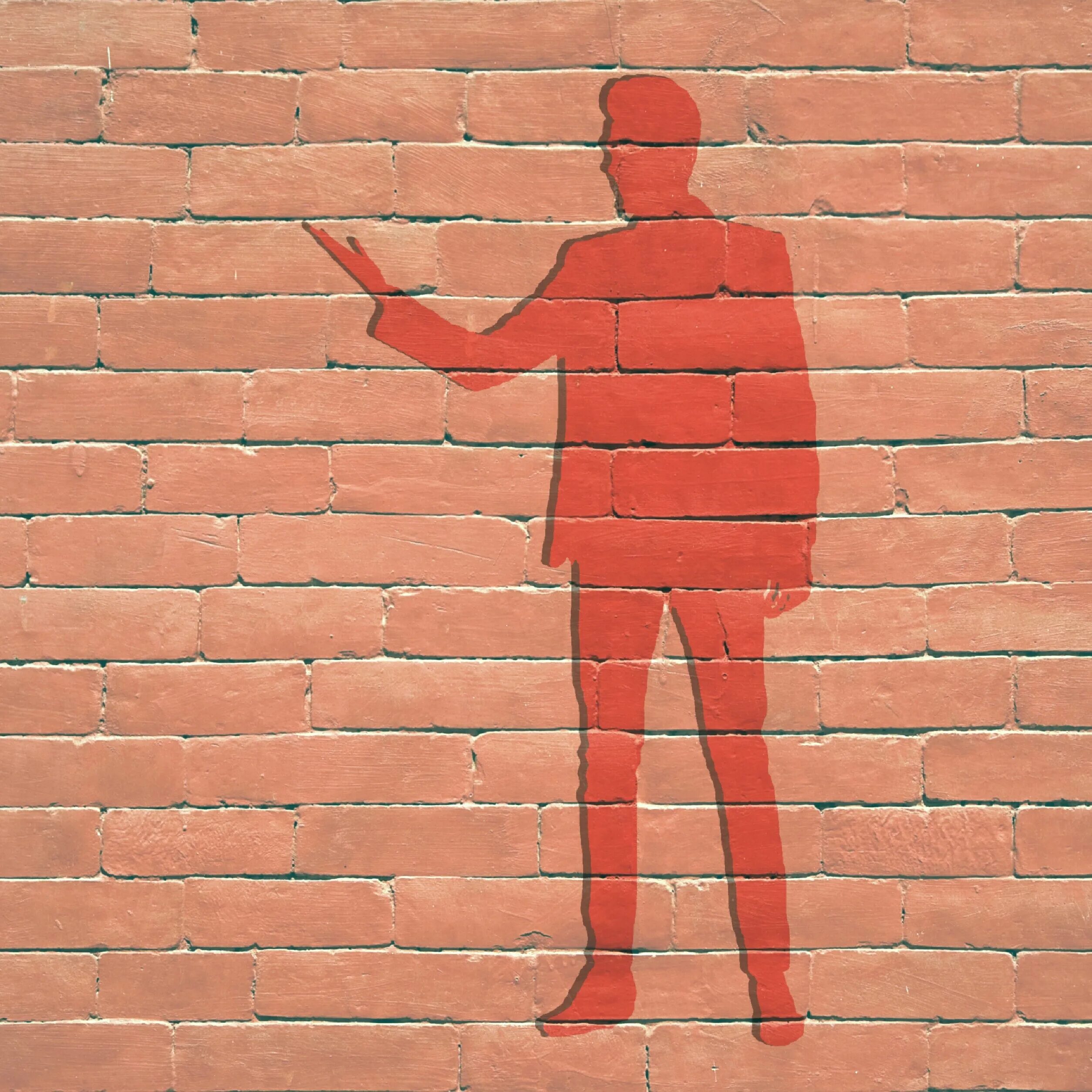 Стоит огромная стена. Человек у стены. Нарисованный человек у стены. Фигуры на стену людей. Человечек и стена.