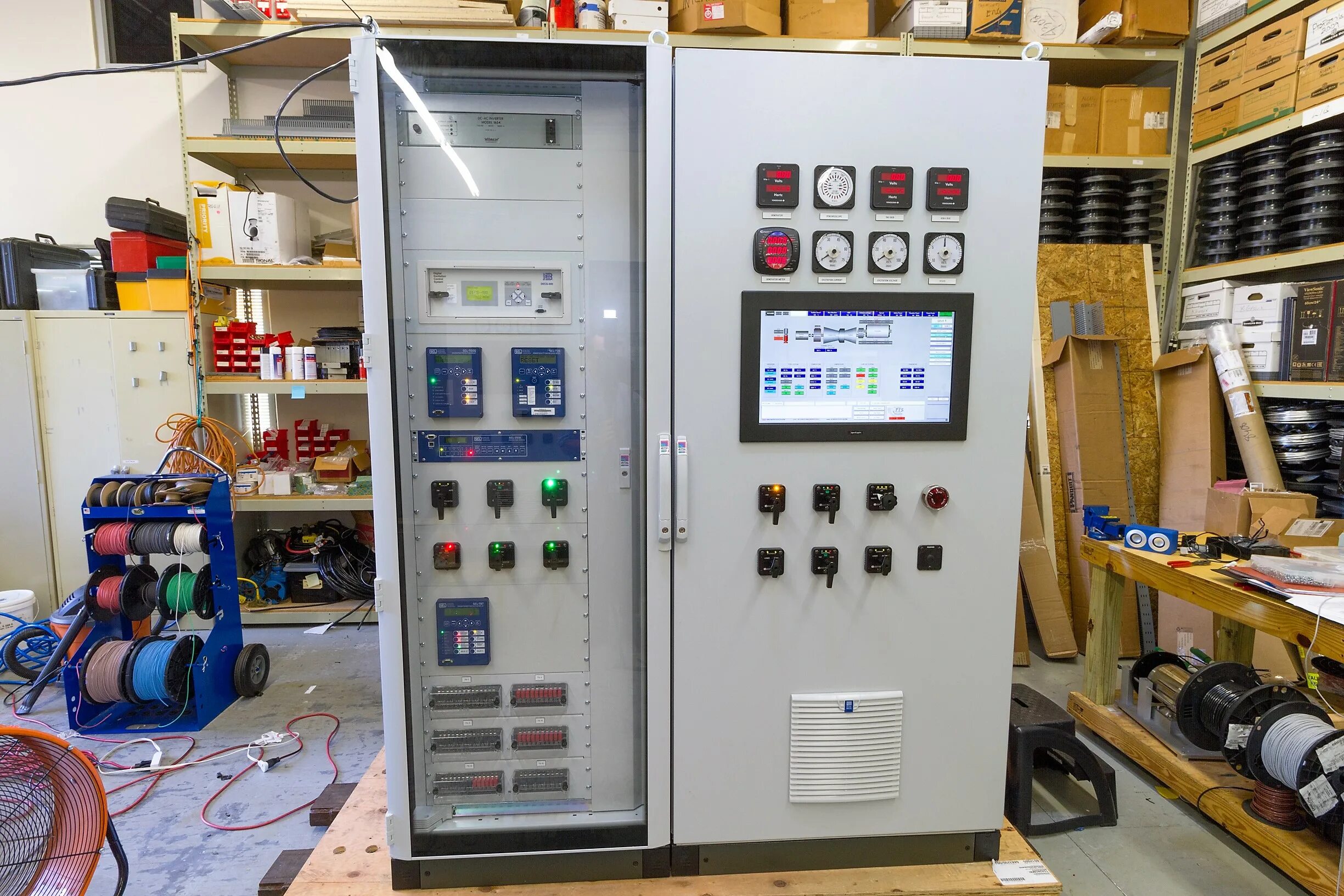 Controller panel. Industrial automation control panels. панель управления на производстве. частичная автоматизация производства. панель управления трансформатором.