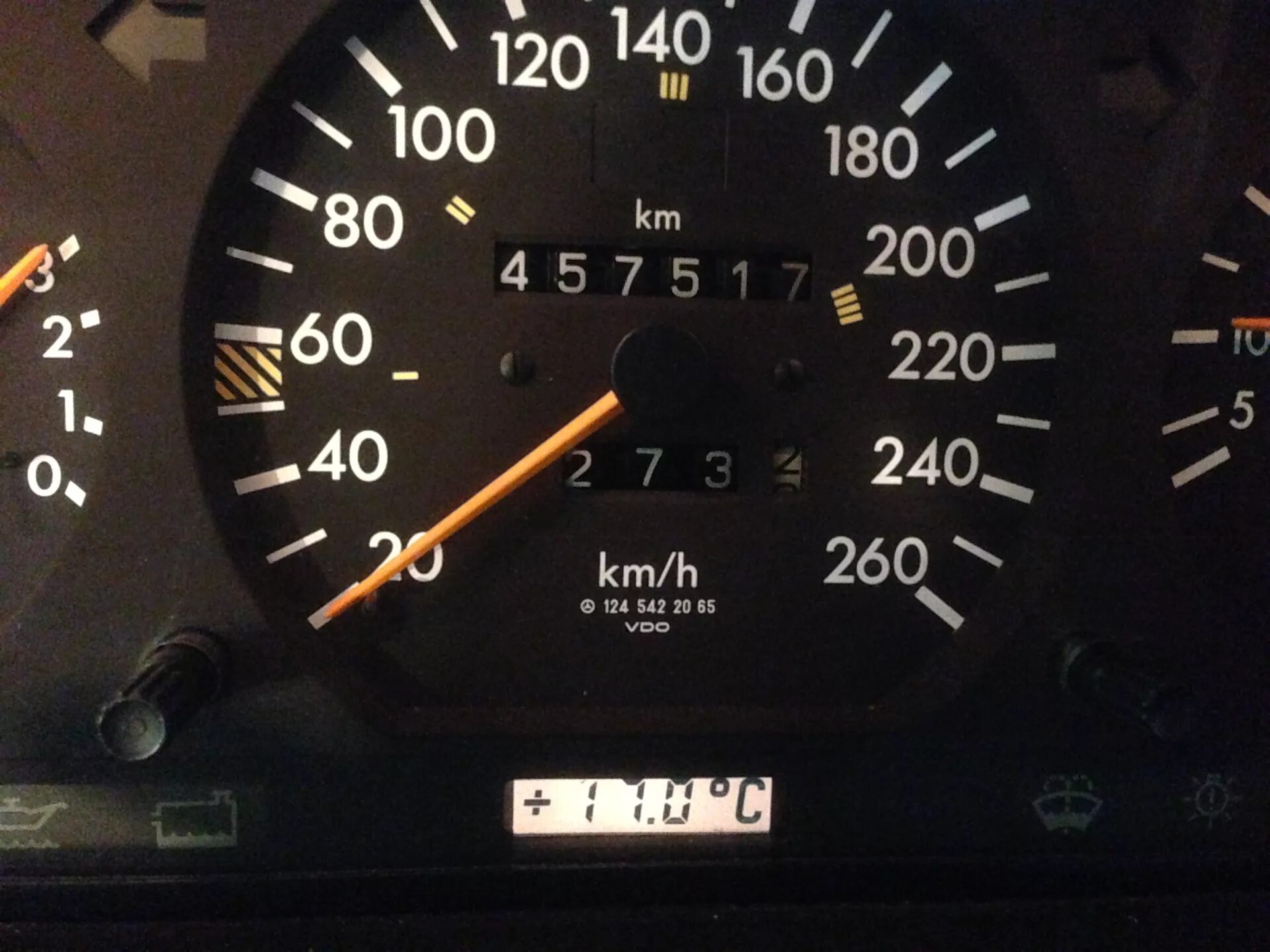 Табло наружной температуры w201. Указатель наружной температуры w201 190. Температура на 124. W124 датчик температуры наружного воздуха. 124 m103*приборка.