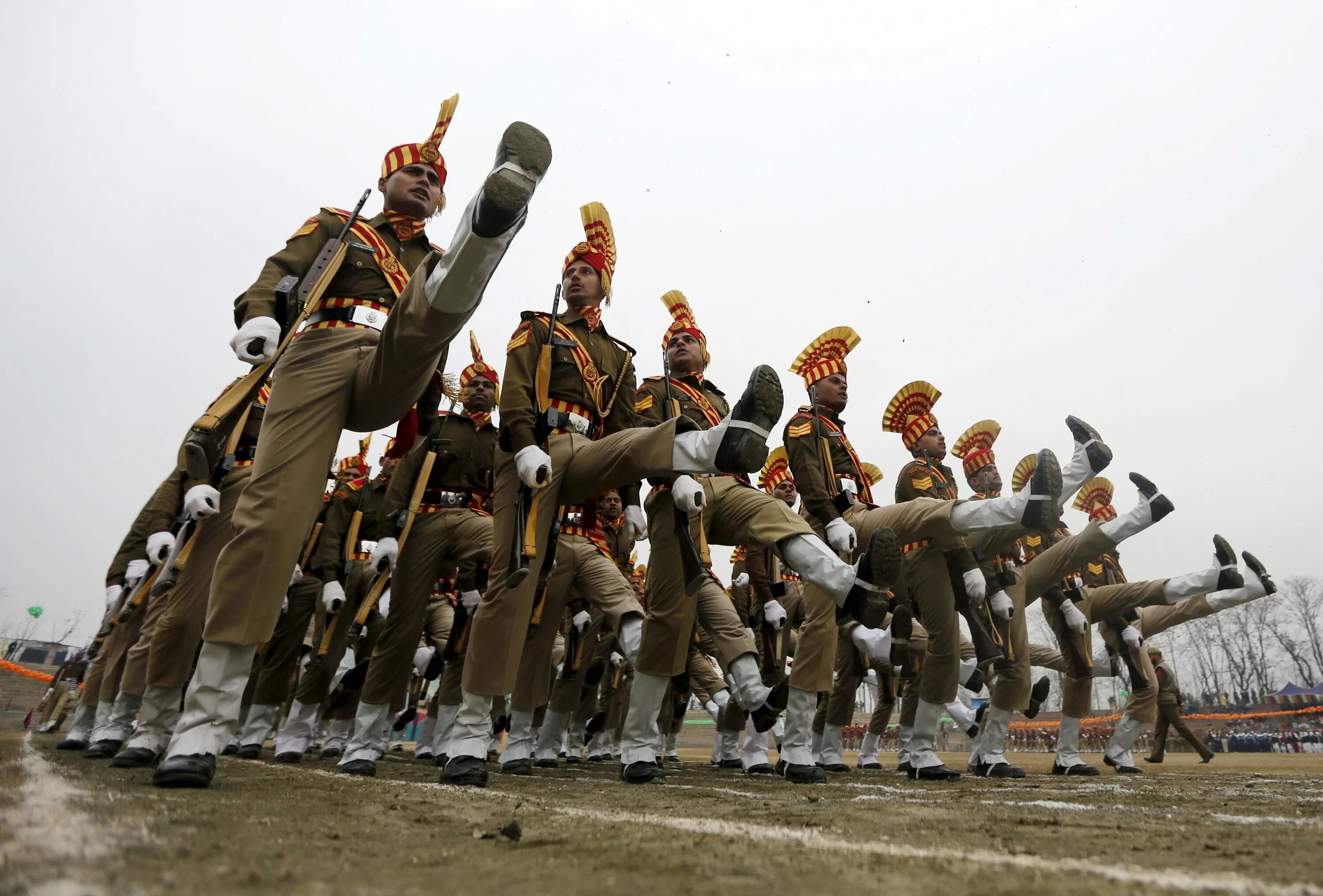 Индийский военный парад. Армия Индии парад. Индийские солдаты маршируют. Индия Военная мощь.