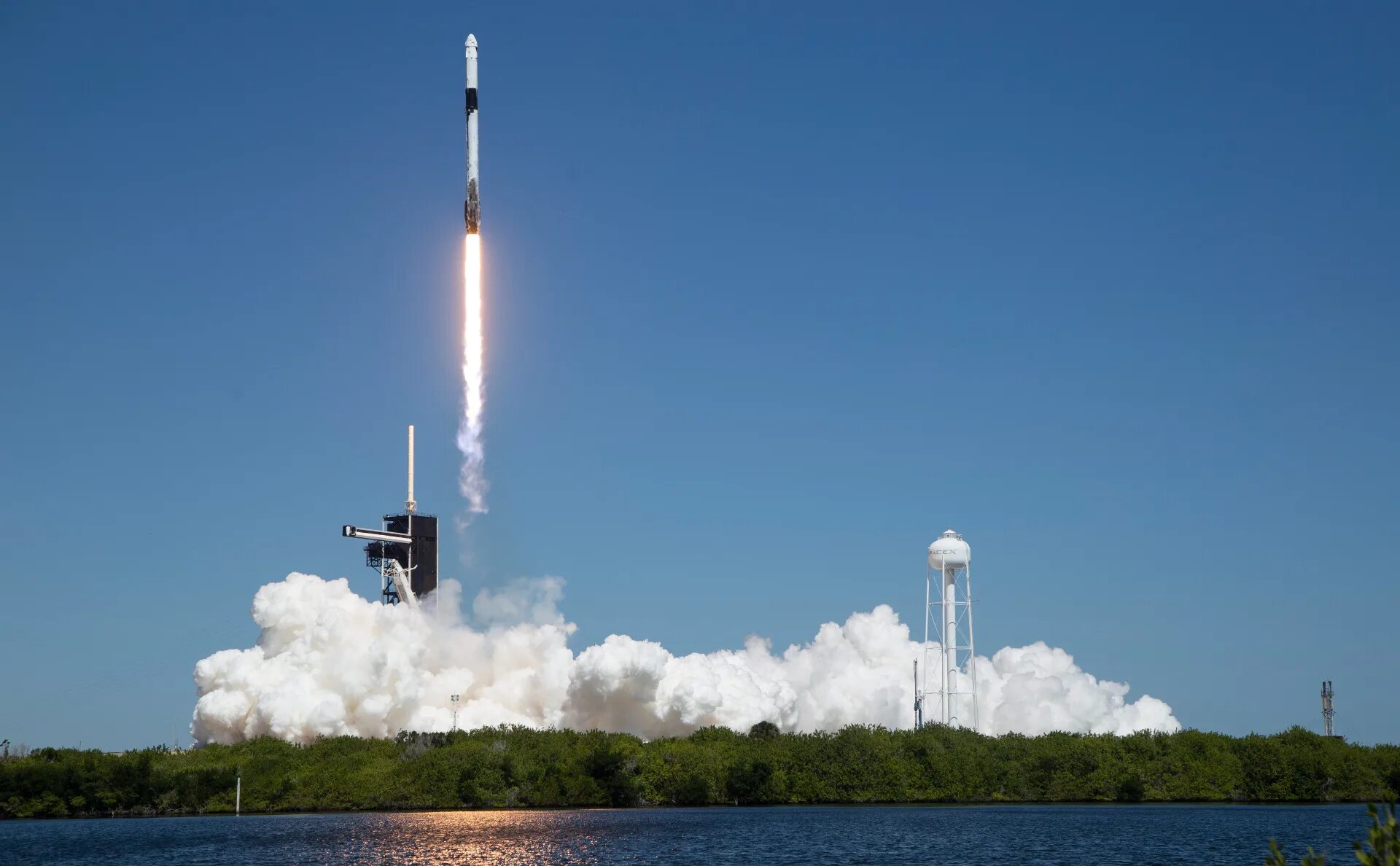 Как называется место откуда запускают в космос. Spacex ax-2. ракета старт. космическая ракета. запуск ракеты в космос.