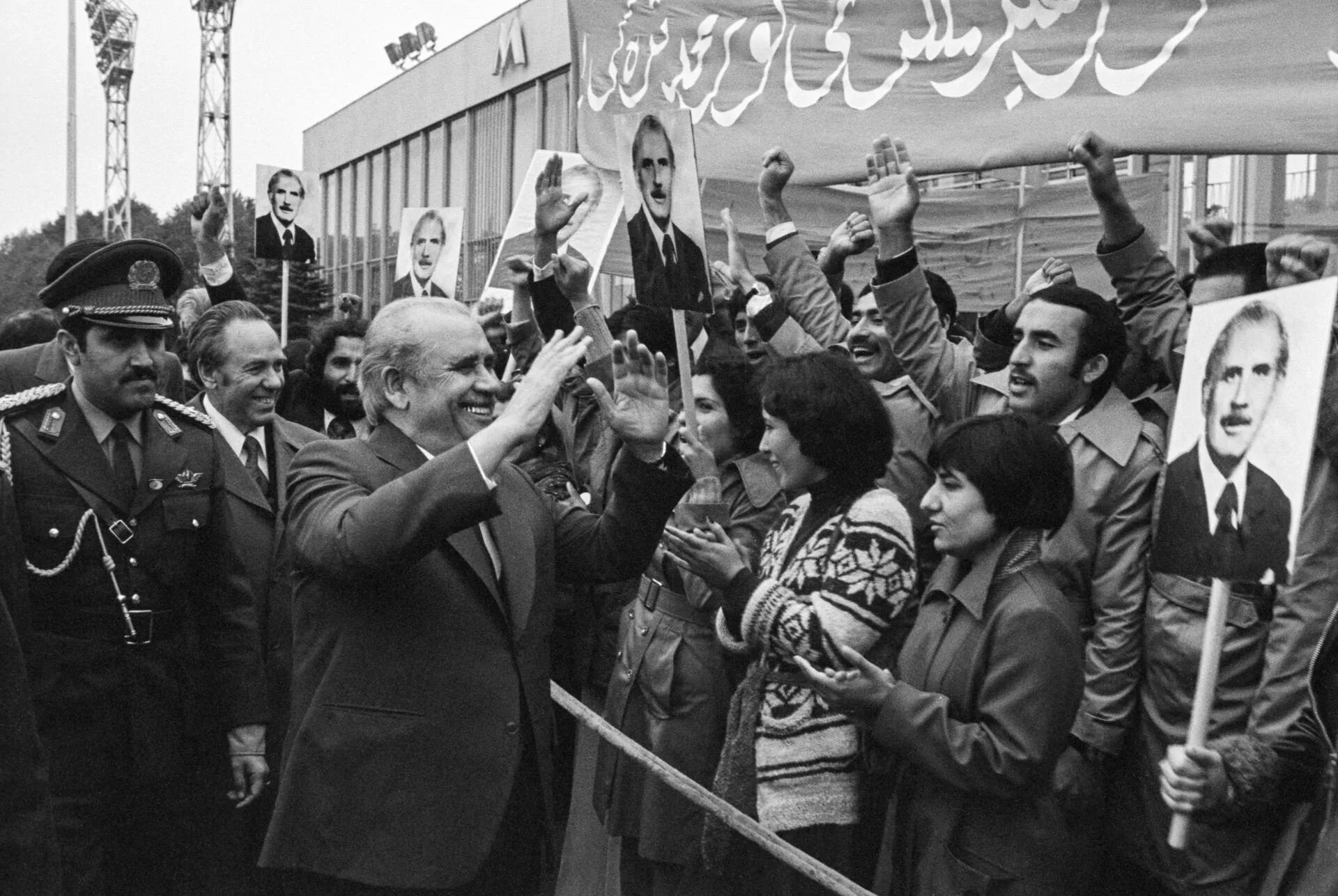 Брежнев и афганистан. Нур мохаммад тараки афганистан. Брежнев и афганистан. Ввод войск в афганистан брежнев. Кармаль афганистан.