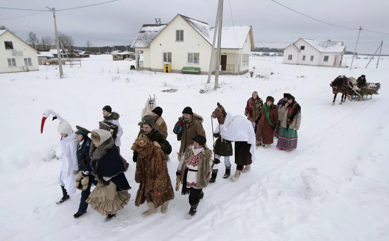 Люди на улицах москвы зимой. Прогулка в зимнем лесу картинки. Люди на улице зима россия. Люди в городе зимой. Оймякон мороз.