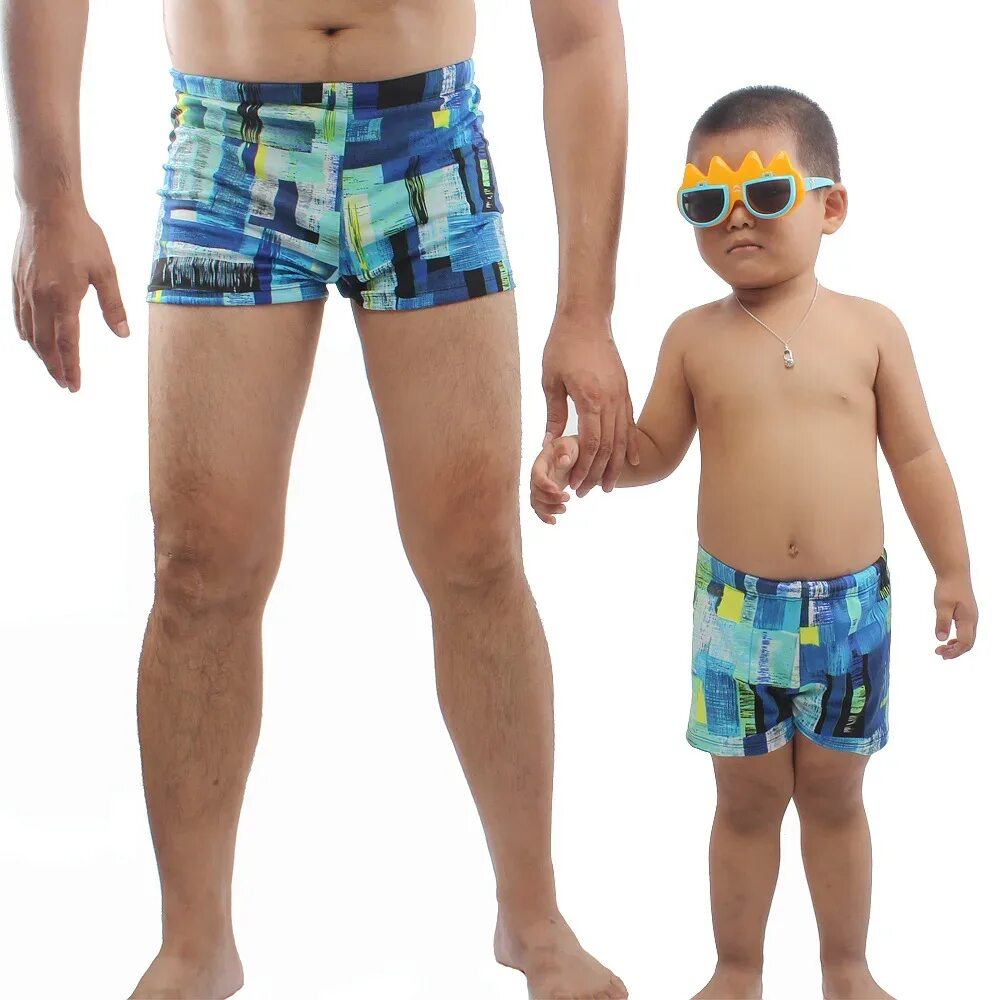 Плавки сына. Папа и сын пляжные шорты. Шорты для плаванья папе и сыну. Купальные шорты для папы и сына. Купальные шорты для мальчиков.