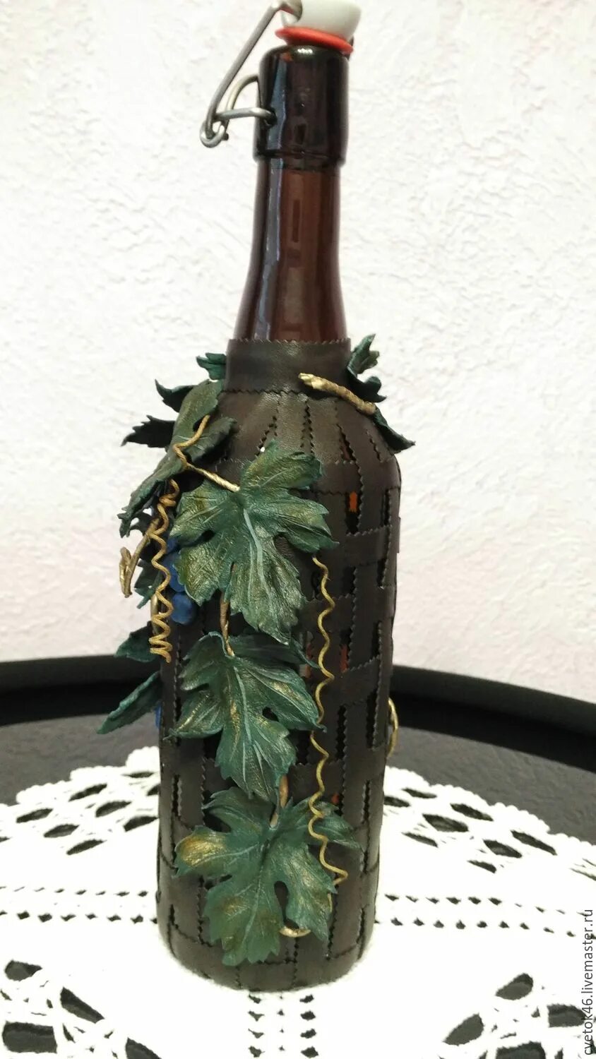 Бутылка с виноградом выпуклыми. Бутылки под виноград. Декор бутылки виноградная лоза. Декор бутылки виноград. Декорирование бутылок.
