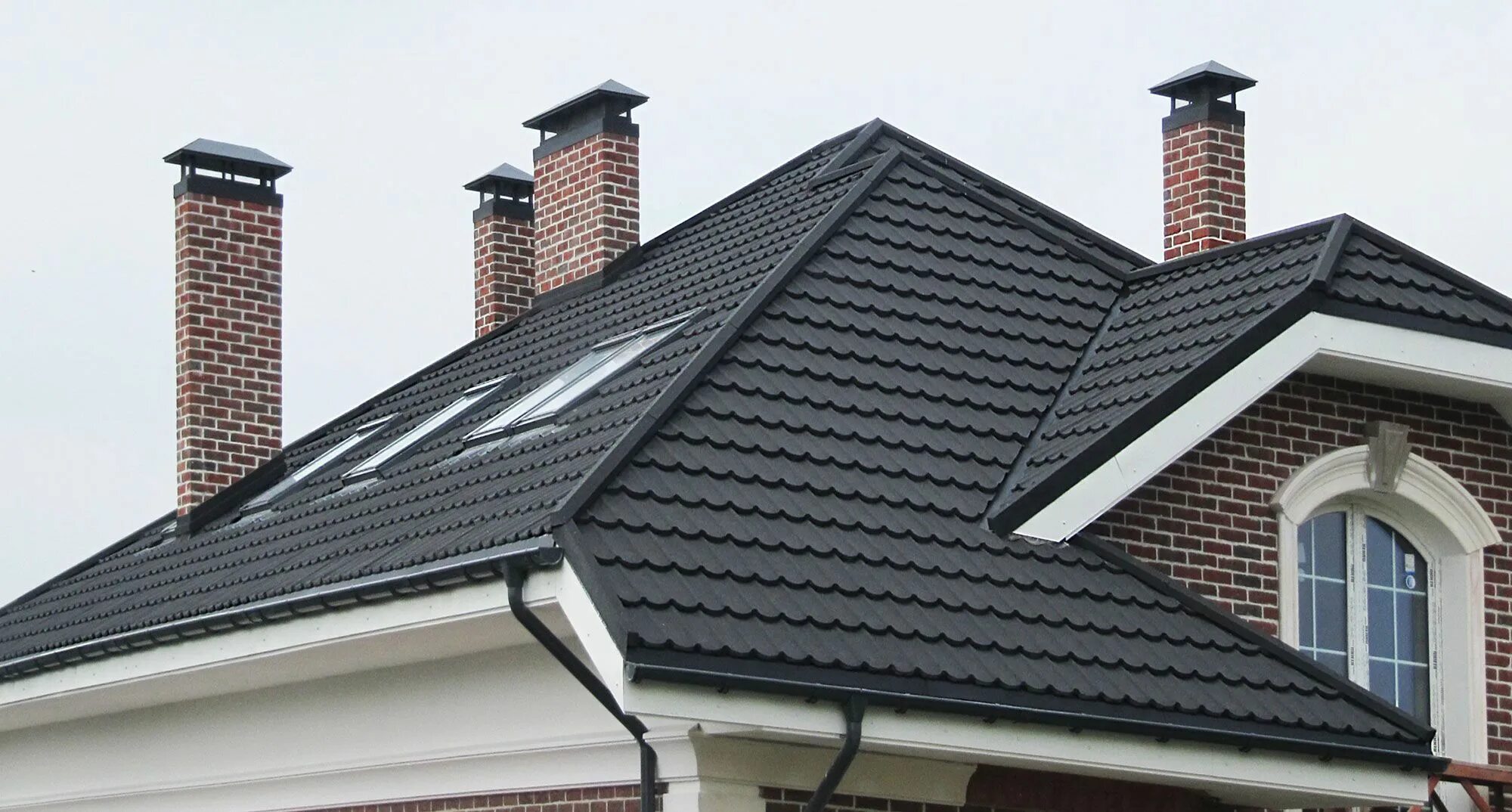 Металлочерепица каскад rr32. Окна рал 7024. Крыша венге. Композитная черепица на вальмовой крыше. Композитная черепица metrotile metrobond.